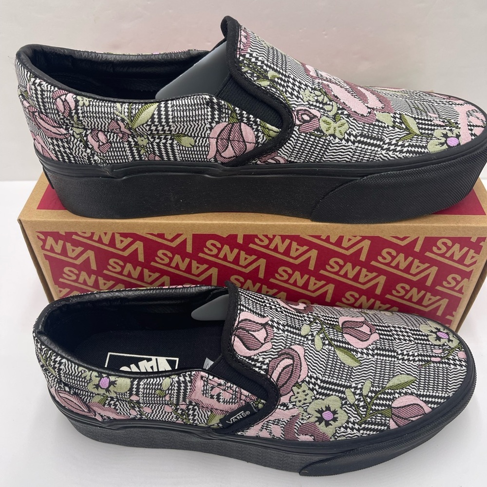 Vans WMNS Classic Slip-On Stackform Platform Sneakers
Tapestry Floral Black - Picture 15 of 16